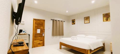 清刊Chiang Khan Dwelling的一间卧室配有带白色床单和枕头的床。