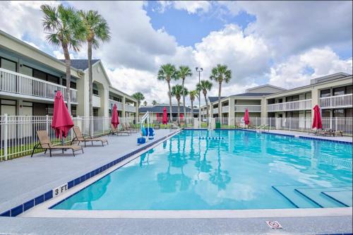 基西米Pool - WiFi - Gym - Parking - Best Location !的度假村的游泳池,配有椅子和遮阳伞