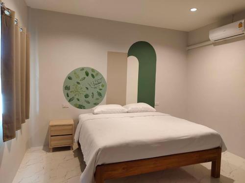 清刊Chiang Khan Dwelling的一间卧室配有一张床铺,上面有绿色的拱门