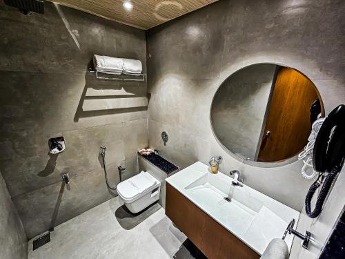 索姆纳特The S Crown Somnath的一间带水槽、卫生间和镜子的浴室