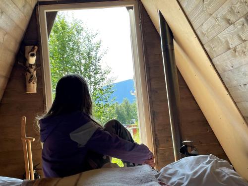 BorgafjällGlamping wooden house的一位女士,从帐篷的窗户望出去