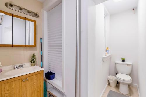纽约Peaceful Apartment in Lower Manhattan New York的浴室配有卫生间、盥洗盆和淋浴。