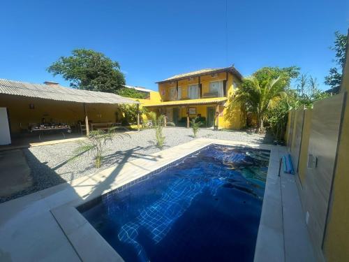 布希奥斯Pousada Alto da Marina的房屋前有游泳池的房子