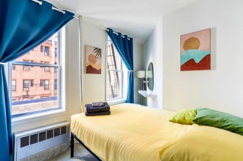 纽约Peaceful Apartment in Lower Manhattan New York的一间卧室设有一张床和一个窗口