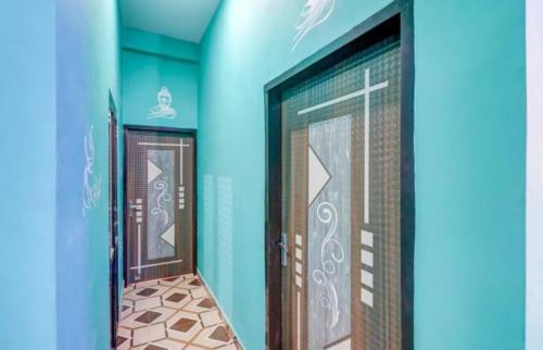 勒克瑙Shri Radhe Krishna Bhawan的一条走廊,两扇门在蓝色的墙上