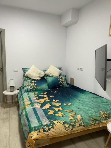 苏恰瓦Studio的一间卧室,床上有床,上面有树叶