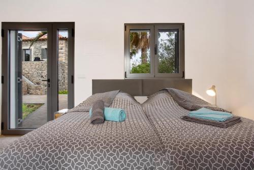 圣港Casa Do Vinho的一间卧室设有一张大床和两个窗户