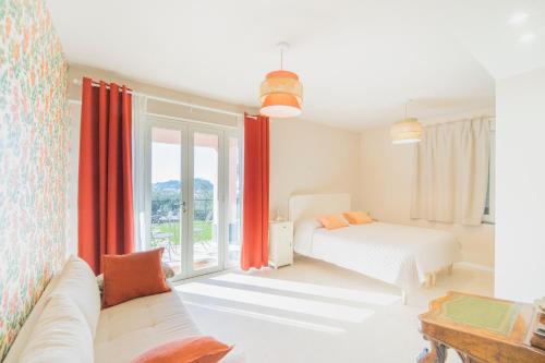 东塞斯特里Villa Chicchi - Sestri Levante的白色的卧室设有床和窗户