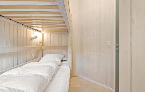 凯特明讷2 Bedroom Nice Home In Kerteminde的小房间一排白色的床