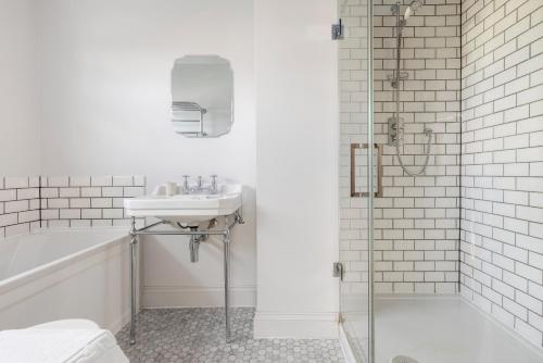 伦敦The Putney Villa的白色的浴室设有水槽和淋浴。