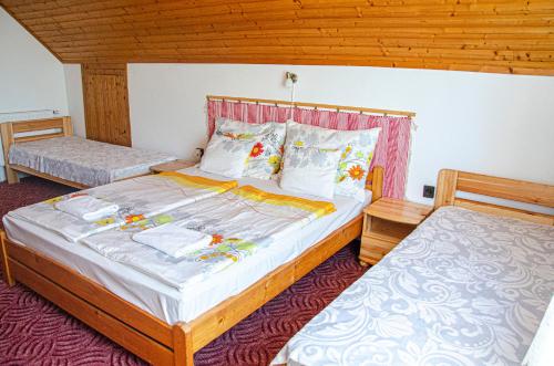 克韦什卡尔Bánóporta的一间卧室,配有两张床