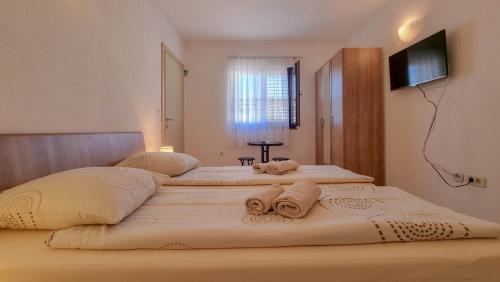 诺维格勒伊斯特拉Lucijana Room的客房内的两张床和毛巾