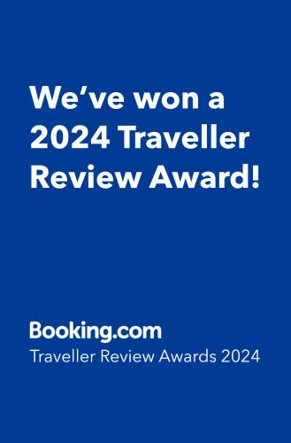 罗瓦涅米Blue River的蓝标,表示我们赢得了旅行者评审奖