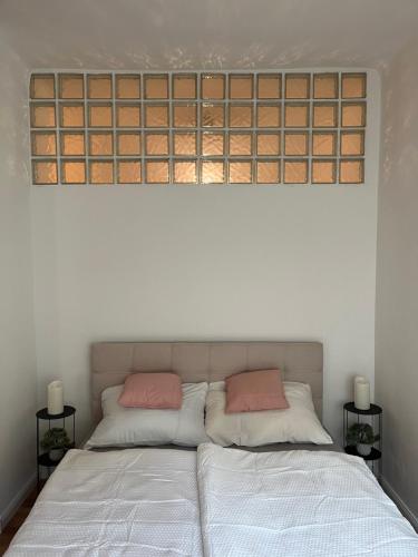 布达佩斯City Green Little Flat的床上有两张粉红色枕头