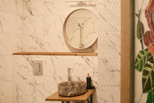 霍雷祖Pension Andra's House的浴室设有水槽和墙上的镜子
