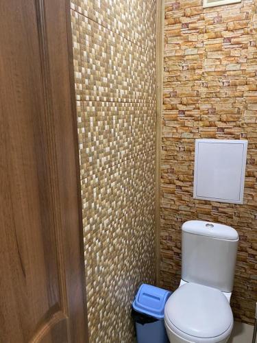 乌斯季卡缅诺戈尔斯克Однокомнатные апартаменты的一间带卫生间和砖墙的浴室
