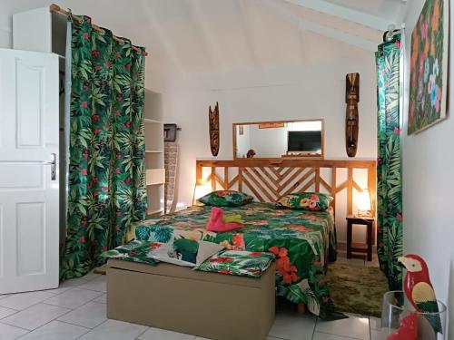 圣安尼La Kaza Tresor - Joli appartement T2 et spa privé的一间卧室配有一张带绿床罩的床