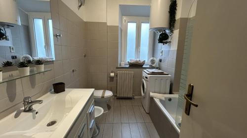 安科纳Ankon Apartment La Casa di Joye & Nemi的白色的浴室设有水槽和卫生间。