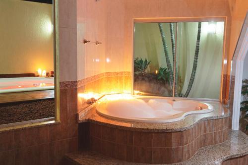 阿拉拉夸拉Motel Haraam的带浴缸的浴室设有大浴缸