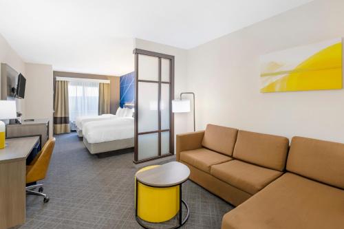 佩科斯佩科斯康福特套房酒店的酒店客房设有一张沙发和一张床