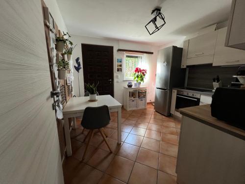 Ponte CapriascaThe Comfy Apartment的厨房配有小桌子和冰箱。