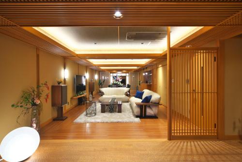 富士河口湖花水庭酒店的客厅配有沙发和桌子