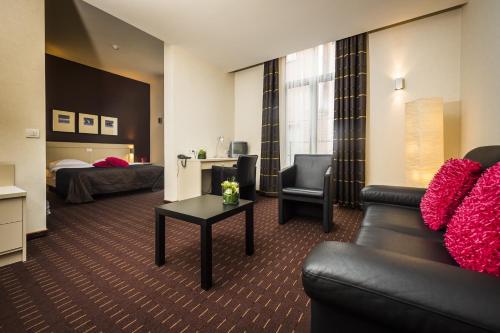 利尔弗洛朗酒店的酒店客房设有一张沙发和一张床