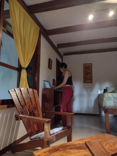 埃尔莱马特Posada del Cerro的站在一个笔记本电脑房间里的妇女