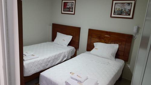 查查波亚斯HOSTAL IMPERIO KALLPA的配有白色床单的酒店客房内的两张床