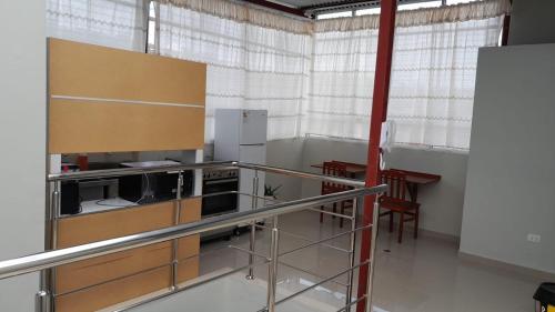 查查波亚斯HOSTAL IMPERIO KALLPA的厨房配有不锈钢用具和桌子