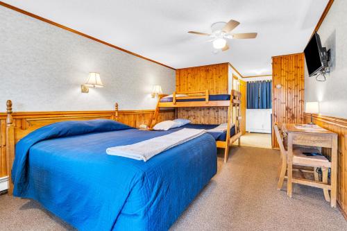 贝塞尔罗斯泰住宿加早餐旅馆 的一间卧室配有蓝色的床和一张书桌
