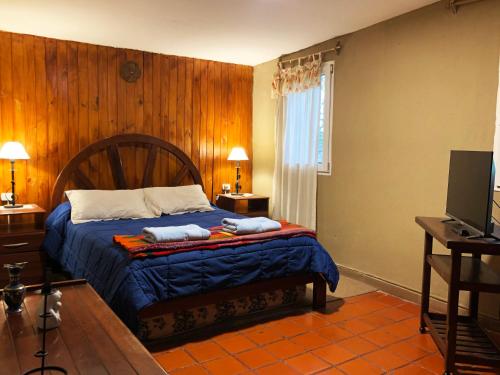 塔菲德尔瓦勒Los ciruelos - Casas de Motaña的一间卧室配有一张床,上面有两条毛巾