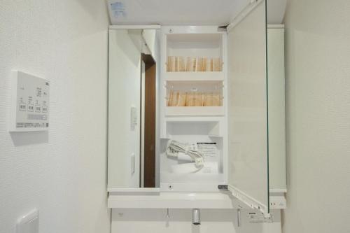 东京QiQi House Serenity 新築一軒家宿 Brand New Exclusive 3-Story House Near Tokyo Skytree Asakusa的一间带水槽和镜子的浴室