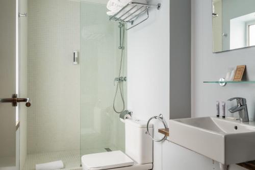 略夫雷加特河畔奥斯皮塔莱特马达尼斯里塞奥酒店的带淋浴、卫生间和盥洗盆的浴室