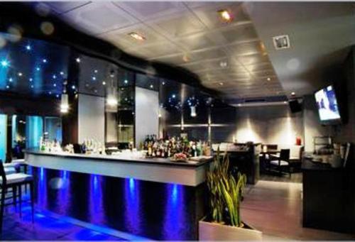 阿帕里卡塞雷内拉住宿酒店的一间设有蓝色酒吧的餐厅内的酒吧