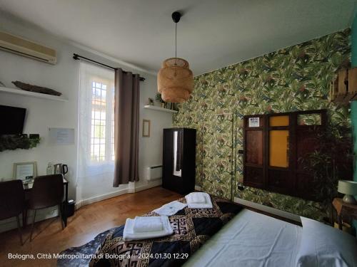 博洛尼亚B&B Villa Rivabella的一间卧室配有一张床、一张桌子和一个窗户。