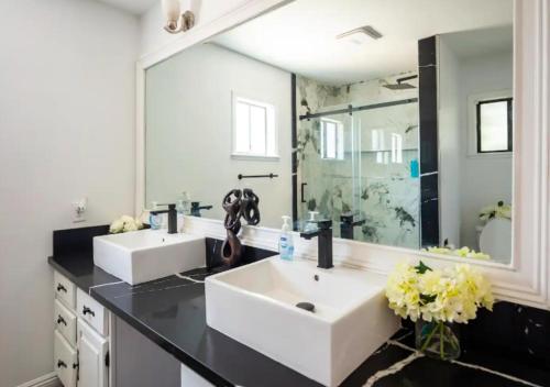 拉斯维加斯Luxurious 9 Bedroom Home In Las Vegas的一间带两个盥洗盆和大镜子的浴室