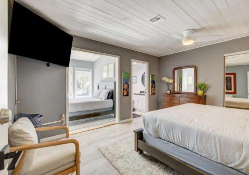 拉斯维加斯Luxurious 9 Bedroom Home In Las Vegas的一间卧室配有一张大床和镜子