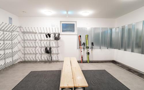 卡奇山口Haus Tauernblick Katschberg by AlpenTravel的一间设有木凳的房间,房间配有滑雪板