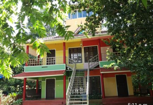 卡尔佩特塔Rainbow holiday home的一座色彩缤纷的建筑,前面有楼梯