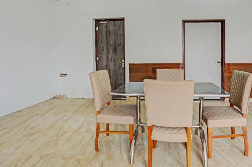 吉申格尔Nidhivan Guest House的一间带桌椅的用餐室