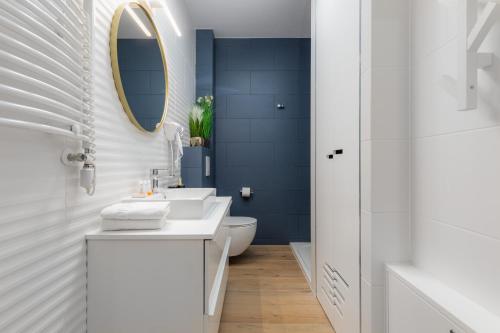 波别罗沃Pobierowo Beach Baltic Apartments by Renters的浴室设有白色水槽和镜子