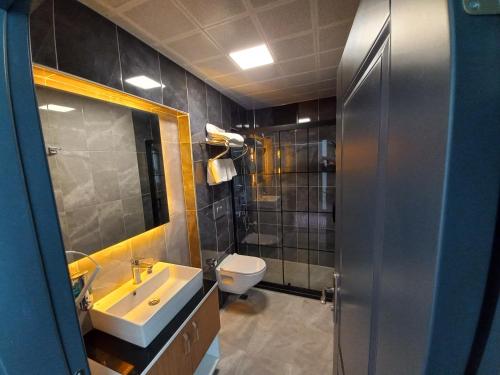 AltındağGRAND BELLİ OTEL的一间带水槽和卫生间的浴室