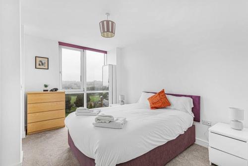 赫默尔亨普斯特德High Spec 2 Bed, 2 Bath, Wi-Fi, Balcony的一间卧室设有一张大床和一个窗户。