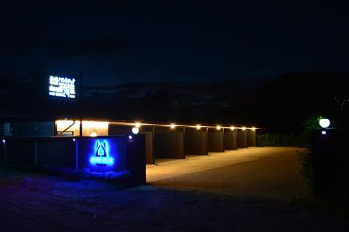 攀牙Phangnga Save House - เซฟเฮาส์พังงา的夜晚建筑物上的一排灯