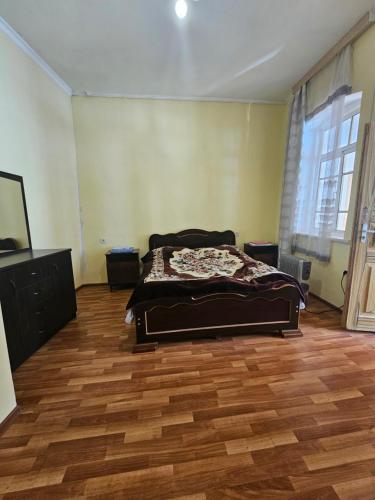 梅斯蒂亚Guest House Ketevan Niguriani的一间卧室配有一张床,铺有木地板