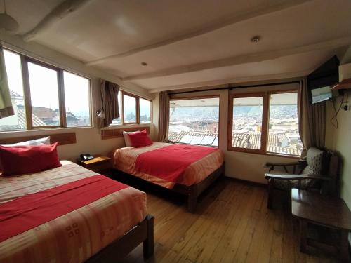 库斯科麦特酒店的酒店客房带两张床和窗户