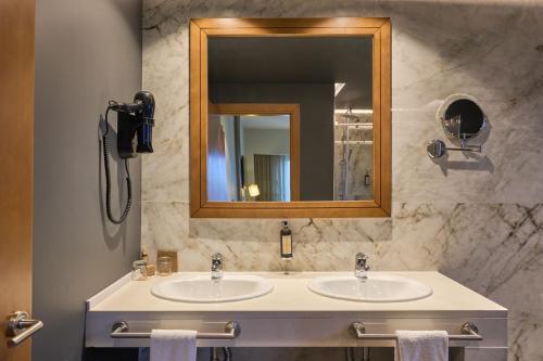 瓜尔达Hotel Versatile的浴室设有2个水槽和镜子