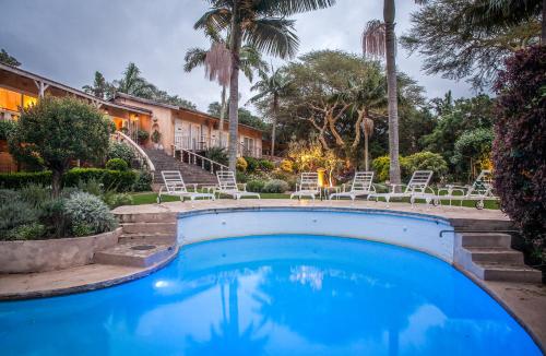 巴利托小巧普罗旺斯B＆B住宿加早餐酒店的一个带椅子的游泳池,棕榈树
