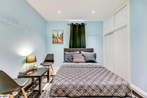 米西索加Tranquil Oasis in Lakeview的卧室配有一张床和一张桌子及椅子